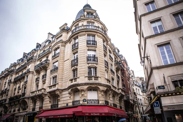 Paris, Fransa - 11 Kasım 2017: Ünlü yerler ve Paris, Fransa, yağmurlu sonbahar akşamı 11 Kasım 2017 yılında Paris binaları