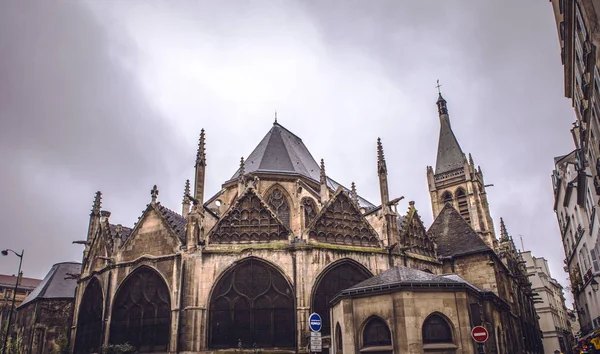 PARIGI, FRANCIA - 11 NOVEMBRE 2017: Luoghi ed edifici famosi di Parigi in una piovosa serata autunnale a Parigi, Francia, 11 novembre 2017 — Foto Stock