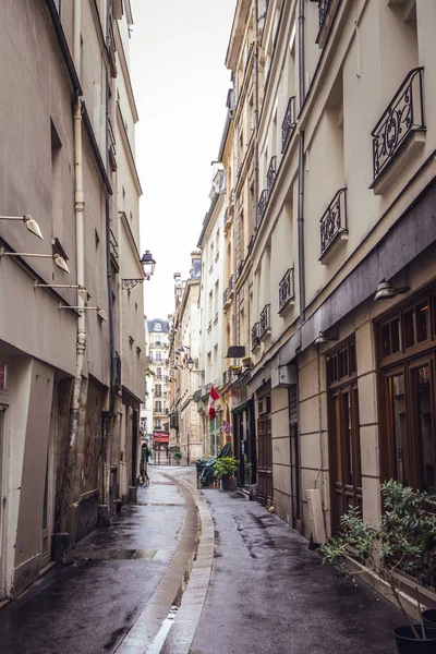Traditionele architectuur van residentiële gebouwen. Paris - Frankrijk. — Stockfoto