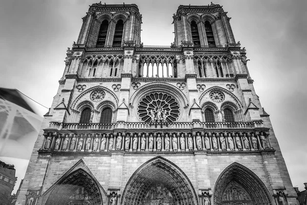 Paris, Frankrijk - 11 November 2017: Kathedraal Notre-Dame de Paris - gebouwd in Frans-gotische architectuur, en het is een van de grootste en meest bekende kerkgebouwen in de wereld. Parijs. — Stockfoto