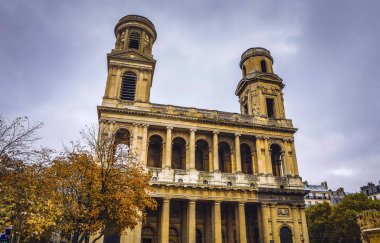 Paris, Fransa - 11 Kasım 2017: Ünlü yerler ve Paris, Fransa, yağmurlu sonbahar akşamı 11 Kasım 2017 yılında Paris binaları