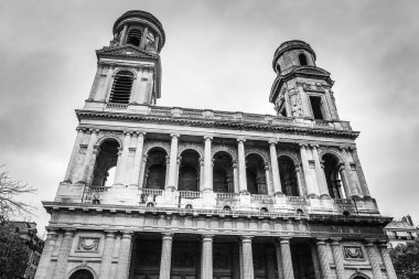 Paris, Fransa - 11 Kasım 2017: Ünlü yerler ve yağmurlu sonbahar akşam Paris binalar. Paris, Fransa 11 Kasım 2017 yılında siyah-beyaz fotoğraf