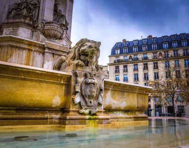 Paris, Fransa - 11 Kasım 2017: Ünlü yerler ve Paris, Fransa, yağmurlu sonbahar akşamı 11 Kasım 2017 yılında Paris binaları