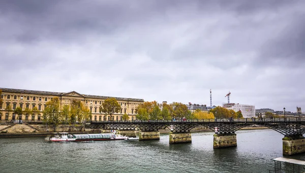 PARÍS, FRANCIA - 11 DE NOVIEMBRE DE 2017: Famosos lugares y edificios de París en la noche lluviosa de otoño en París, Francia en noviembre 11, 2017 —  Fotos de Stock