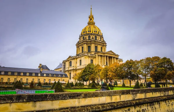 Paris, Francja - 11 listopada 2017: Znanych miejsc i budynków w Paryżu w deszczowy wieczór jesienny w Paryżu w 11 listopada 2017 r. — Zdjęcie stockowe