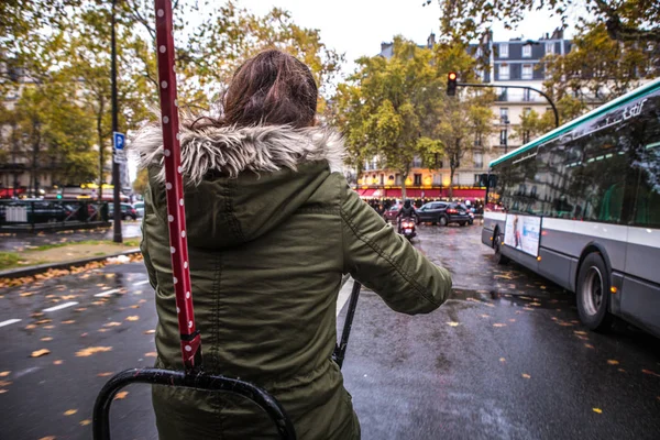 Chica rickshaw montar en bicicleta en el centro de París . — Foto de Stock
