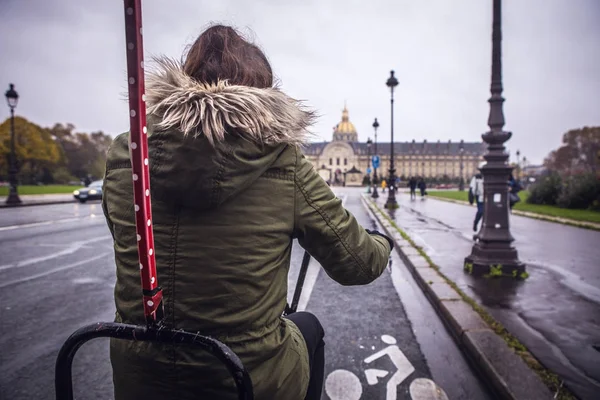 Menina riquixá andando de bicicleta no centro de Paris . — Fotografia de Stock