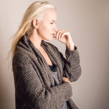 Örme kazak genç sarışın şehvetli modelinde poz studio.