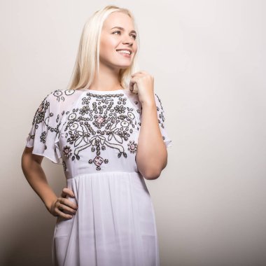 Genç sarışın şehvetli modeli şık elbise poz Studio.