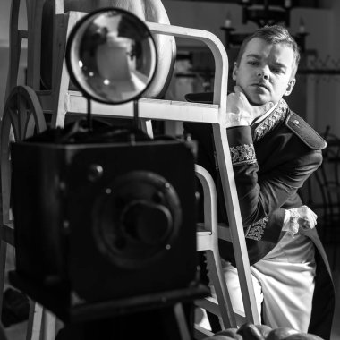 Aktör, eski tiyatro Ardiles tarihi Kostüm giymiş. Siyah-beyaz portre.