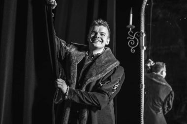 Aktör, eski tiyatro Ardiles tarihi Kostüm giymiş. Siyah-beyaz portre.