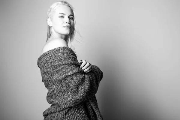 Jeune modèle blond sensuel dans une pose de pull tricoté en studio. Photo noir-blanc . — Photo