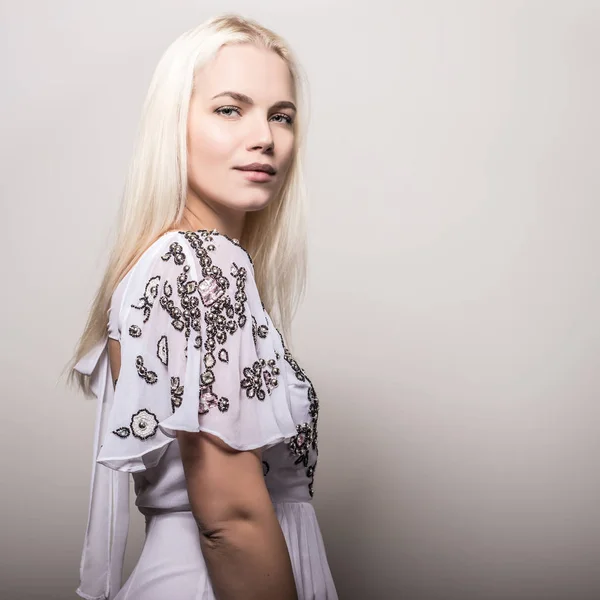 Jeune mannequin blond sensuel dans une pose de robe élégante en studio . — Photo