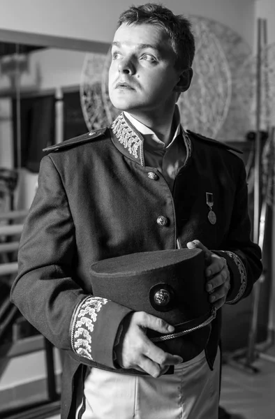 Actor dressed historical costume in interior of old theater. Black-white portrait. — Stock Photo, Image