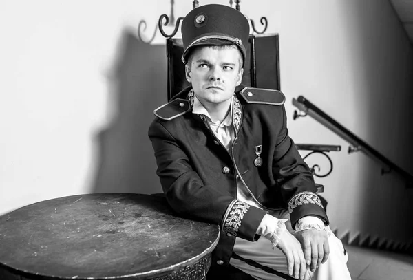 Actor vestido traje histórico en el interior del viejo teatro. Retrato blanco y negro . — Foto de Stock