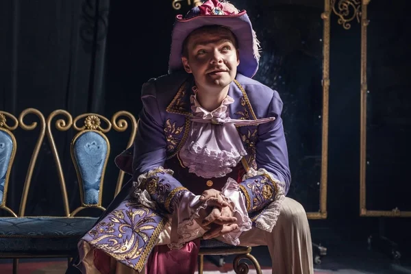 Actor dressed historical costume in interior of old theater. — Stock Photo, Image