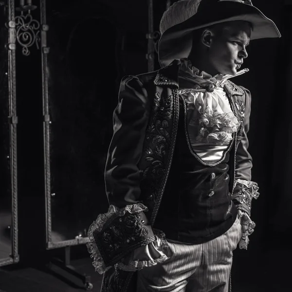 Acteur habillé costume historique à l'intérieur du vieux théâtre. Portrait noir-blanc . — Photo