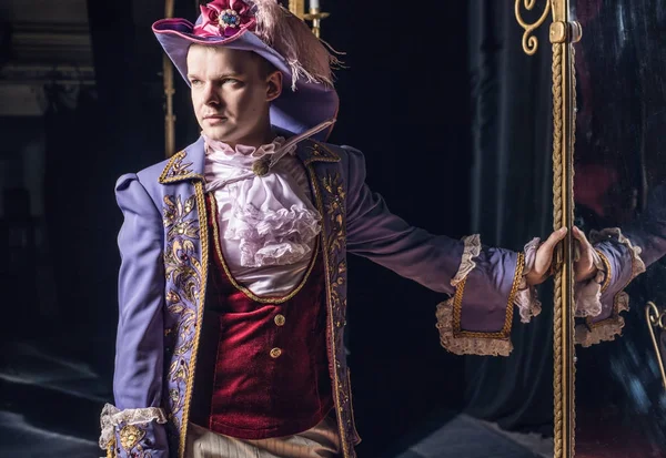 Actor dressed historical costume in interior of old theater. — Stock Photo, Image