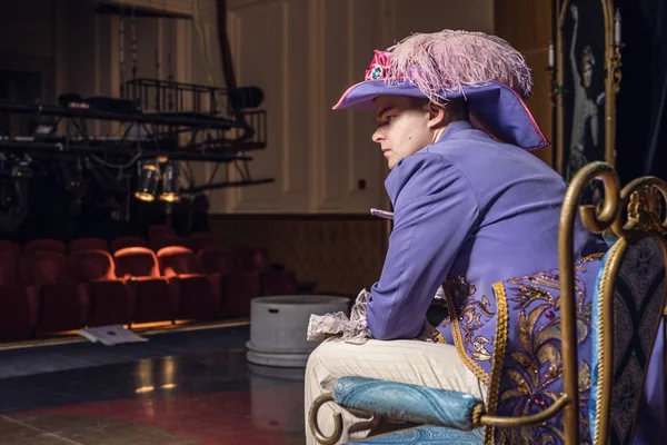 Actor vestido traje histórico en el interior del viejo teatro . — Foto de Stock