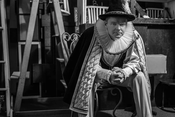 Acteur gekleed historisch kostuum in interieur van oude theater. Zwart-wit portret. — Stockfoto