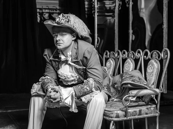 Actor dressed historical costume in interior of old theater. Black-white portrait. — Stock Photo, Image