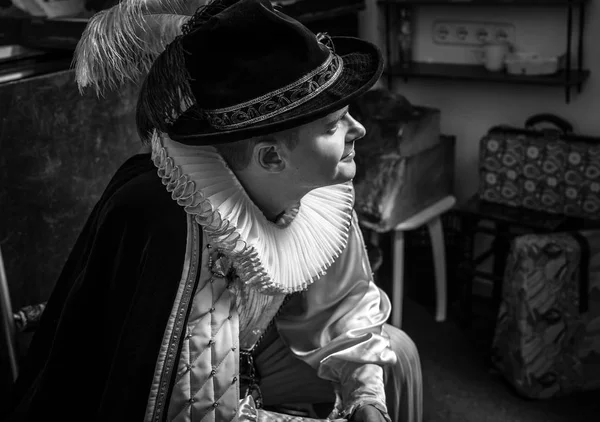 Ator vestiu o traje histórico no interior do teatro velho. Retrato preto-branco . — Fotografia de Stock