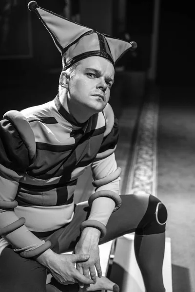 Acteur habillé costume de bouffon à l'intérieur du vieux théâtre. Portrait noir-blanc . — Photo