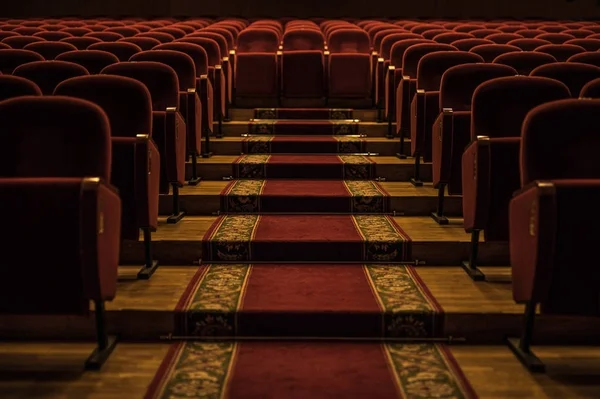 Fauteuils rouges de vieux théâtre comme fond conceptuel . — Photo