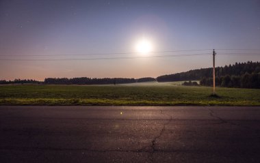 Dolunay üzerinde gece manzarası.
