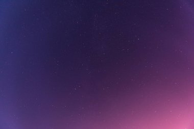 Gece yıldızlı renkli gökyüzü arka plan olarak.