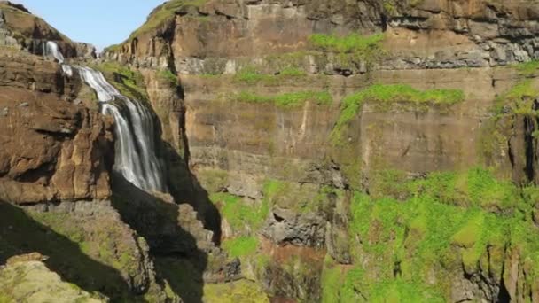 Paisagem Pitoresca Uma Cachoeira Montanha Natureza Tradicional Islândia Filmagem — Vídeo de Stock