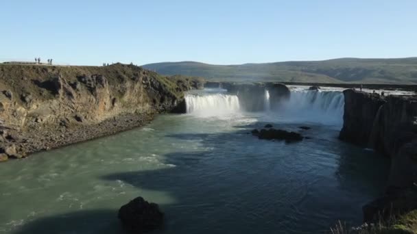 风景如画的山瀑布和冰岛的传统性质的景观 高清素材 — 图库视频影像