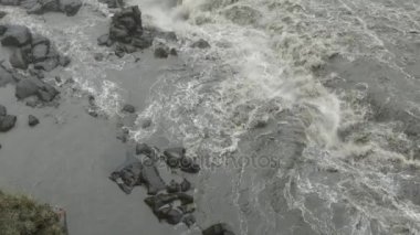 Bir dağ şelale ve İzlanda'daki geleneksel doğa güzel manzara. HD ayak.