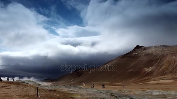 Исландские Гейзеры Живописная Природа Движущимися Туристами Кадры — стоковое видео