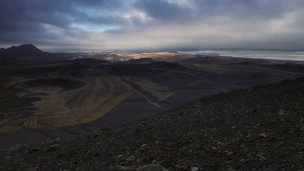 火山フィールドは溶岩や岩で覆われています アイスランドの風景 — ストック動画