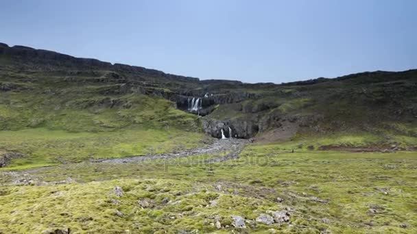 Pittoreskt Landskap Mountain Vattenfall Och Traditionell Karaktär Island Film — Stockvideo