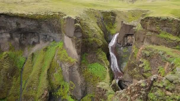 Γραφικό Τοπίο Βουνού Καταρράκτη Και Παραδοσιακό Χαρακτήρα Της Ισλανδίας Βίντεο — Αρχείο Βίντεο