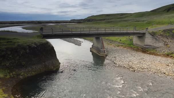 Brug Pittoreske Ijslandse Landschap — Stockvideo