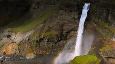 Bir dağ şelale ve İzlanda'daki geleneksel doğa güzel manzara. HD ayak.
