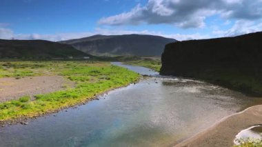 İzlanda'daki geleneksel doğa ile bir dağ nehir güzel manzara. HD ayak.