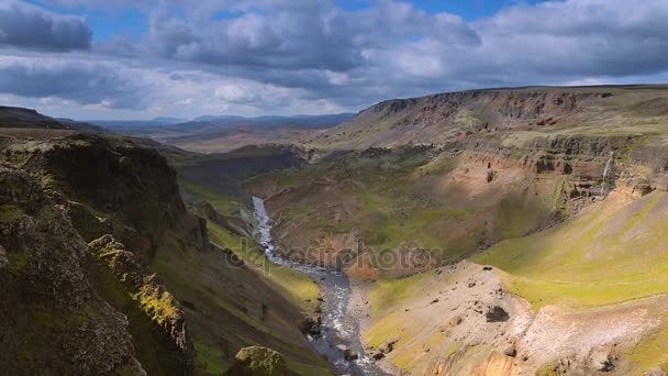 Paisagem Pitoresca Rio Montanha Com Natureza Tradicional Islândia Filmagem — Vídeo de Stock