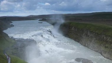 Bir dağ şelale ve İzlanda'daki geleneksel doğa güzel manzara. HD ayak.