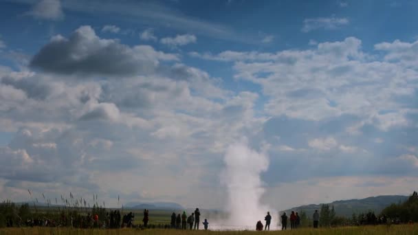 アイスランドの間欠泉の蒸気と美しい自然が観光の移動に — ストック動画
