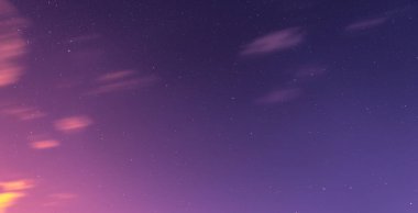 Gece yıldızlı renkli gökyüzü arka plan olarak.