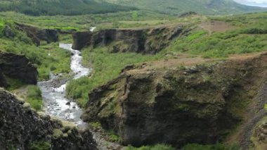 İzlanda'daki geleneksel doğa ile bir dağ nehir güzel manzara. HD ayak.
