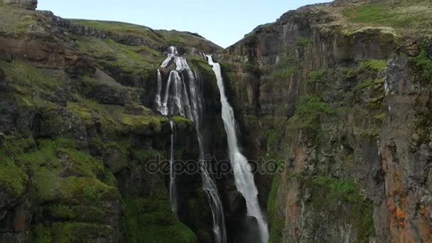 风景如画的山瀑布和冰岛的传统性质的景观 高清素材 — 图库视频影像