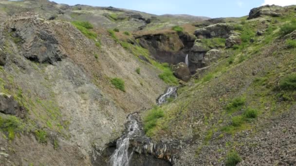 风景如画的山水与冰岛的传统性质的一条山 高清素材 — 图库视频影像