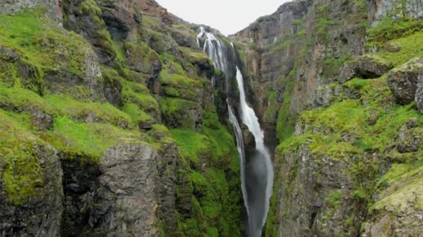 Paisagem Pitoresca Uma Cachoeira Montanha Natureza Tradicional Islândia Filmagem — Vídeo de Stock
