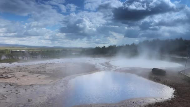 Icelandic Geyser Vapors Picturesque Nature Moving Tourist Footage — Stock Video