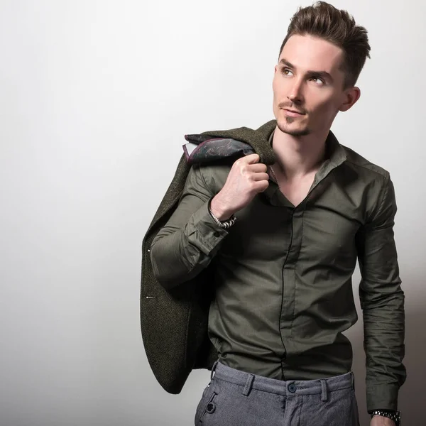 Bonito Jovem Homem Elegante Pose Camisa Verde Contra Fundo Estúdio — Fotografia de Stock